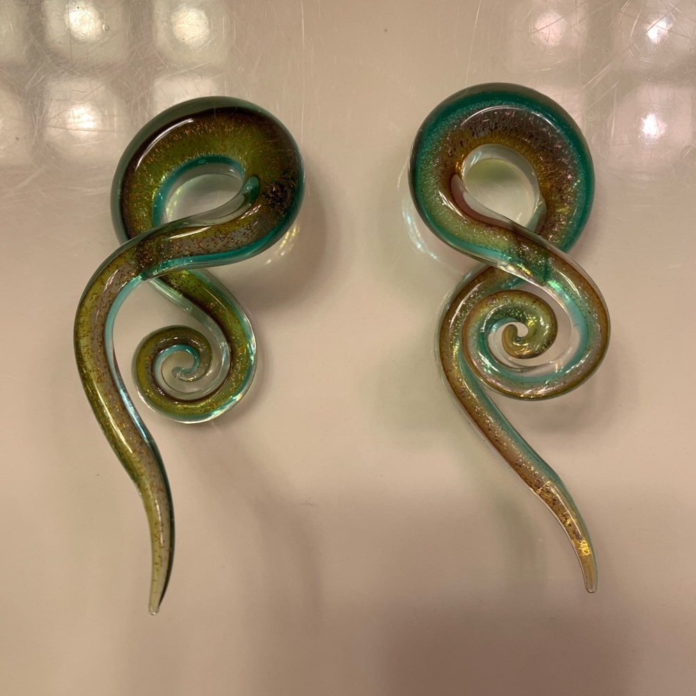 Size 9/16 ear hangers!